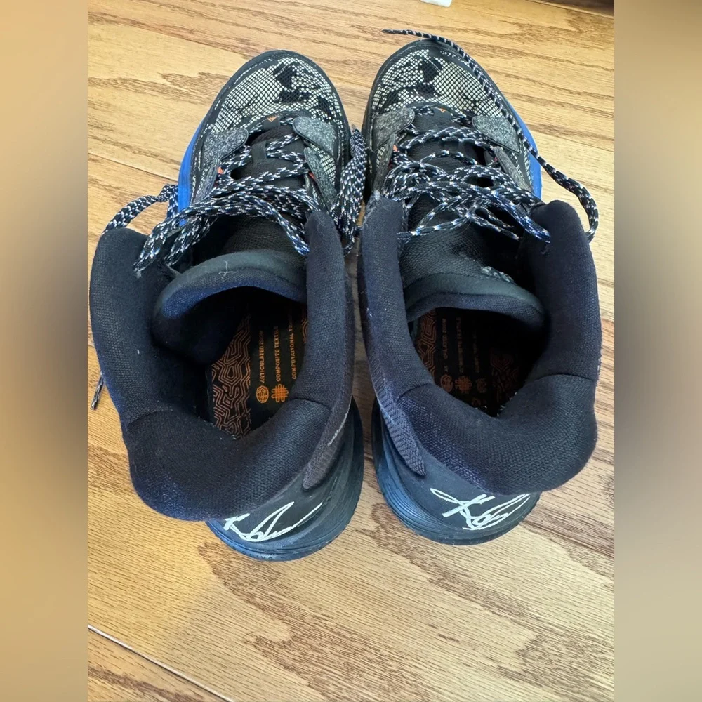 Nike Kyrie Men’s Basketball Shoes - Picture 6 of 10